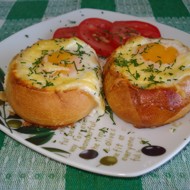 Яйца, запеченные в булочках