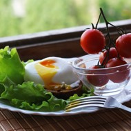 Яйцо пашот с тостом и овощами