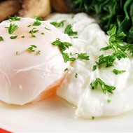 Яйцо пашот со шпинатом и острым маслом