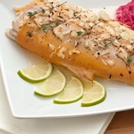 Янтарная форель, запеченная с луком