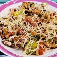 Жареная брюссельская капуста с беконом и сыром