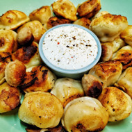 Жареные пельмени с чесночной сметаной