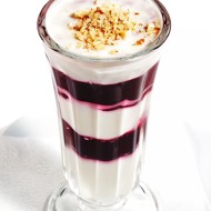 Йогурт с ягодным пюре, фисташками и кедровыми орешками