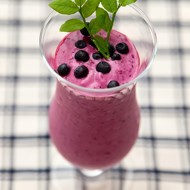 Йогурт со свежей черникой и лаймом