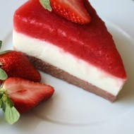 Йогуртовый торт на розовой воде с клубникой и рикоттой без выпекания
