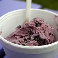 Йогуртовое малиновое мороженое с шоколадными чипсами