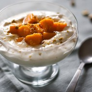 Йогуртовое парфе с медовым манго и фисташками