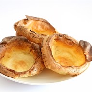 Йоркширский пудинг с чеддером и шнитт-луком