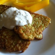 Кабачковые оладьи с чесноком и сметаной