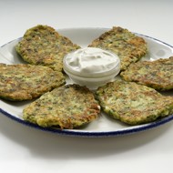 Кабачковые оладьи со шпинатом и фетой