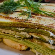 Кабачковый торт с творожным сыром, чесноком и зеленью