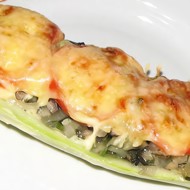 Кабачок, фаршированный диким рисом и орегано