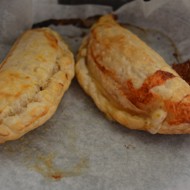 Кальцоне с моцареллой и помидорами черри