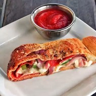 Кальцоне с соусом маринара