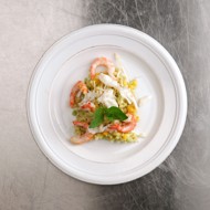 Калифорнийский салат из киноа с креветками и крабом