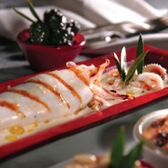 Кальмар, фаршированный оливками, кедровыми орешками и крабовым мясом