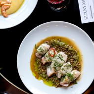 Кальмар на гриле с рагу из чечевицы и луковым маслом