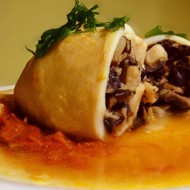 Кальмары. фаршированные грибами