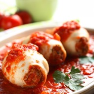 Кальмары фаршированные телятиной с томатным соусом