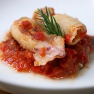 Кальмары, тушеные с помидорами и розмарином