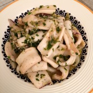 Кальмары в чесночном соусе