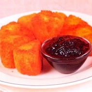 Камамбер с клюквенным соусом