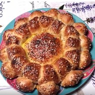 Камамбер в слоеном тесте с сосисками