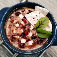 Камамбер, запеченный с черешней