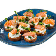 Канапе с бататом и лососем