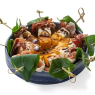 Канапе с хурмой и прошутто