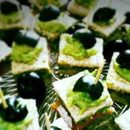 Канапе с красной рыбой и соусом из авокадо