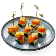 Канапе с огурцом, творожным сыром и красной рыбой