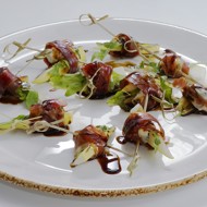 Канапе с прошутто, грушей и сыром с плесенью