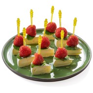 Канапе с сыром бри и клубникой