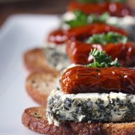 Канапе с сыром рикотта и запеченными томатами