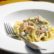 Капеллини с лососем, водкой, лимоном и укропом