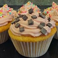 Капкейки с клубничной начинкой