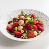 Капрезе с клубникой