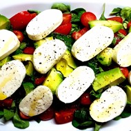 Капрезе с корном и авокадо