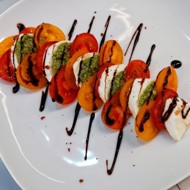 Капрезе с разноцветными помидорами