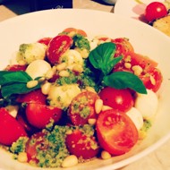 Капрезе с шариками моцареллы и соусом песто