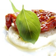 Капрезе с вялеными томатами и песто