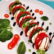 Капрезе со шпинатом