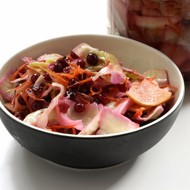 Капуста провансаль с яблоками и клюквой