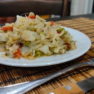 Капуста, тушенная с помидором, перцем и молодым горошком