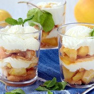 Карамелизованные яблоки со свежим розмарином