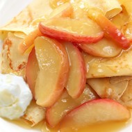 Карамелизованные яблоки в сливочном соусе