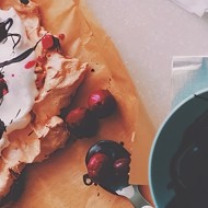 Карамельная «Павлова» с пряной вишней и шоколадом