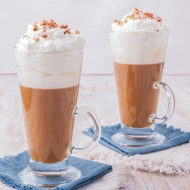 Карамельный чай с молоком и взбитыми сливками