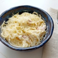 Паста карбонара с беконом и пармезаном